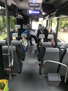 Vyrážíme autobusem na výlet do Hradce Králové.